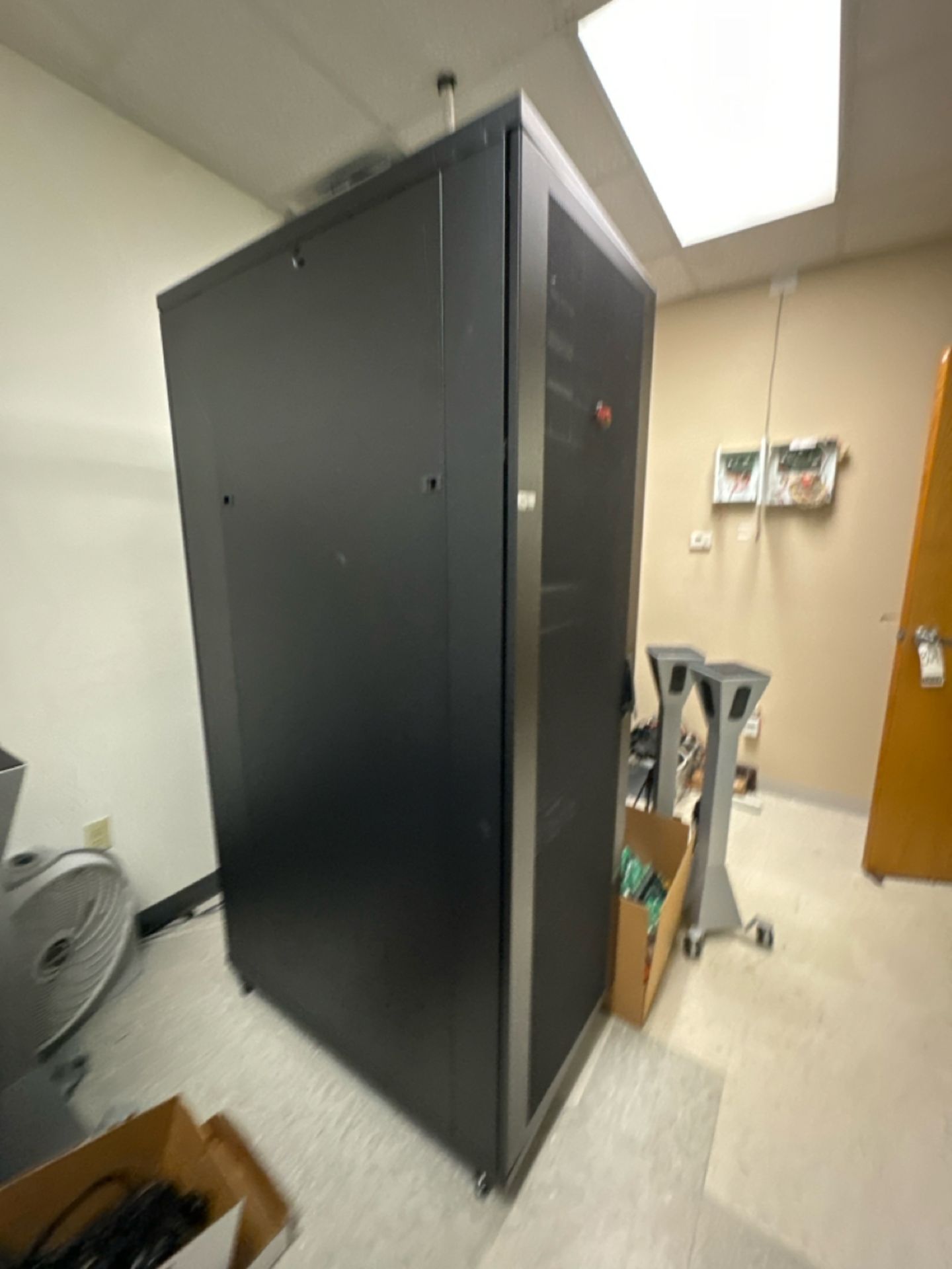 APC IT Tower Rack w/ Contents - Image 16 of 18