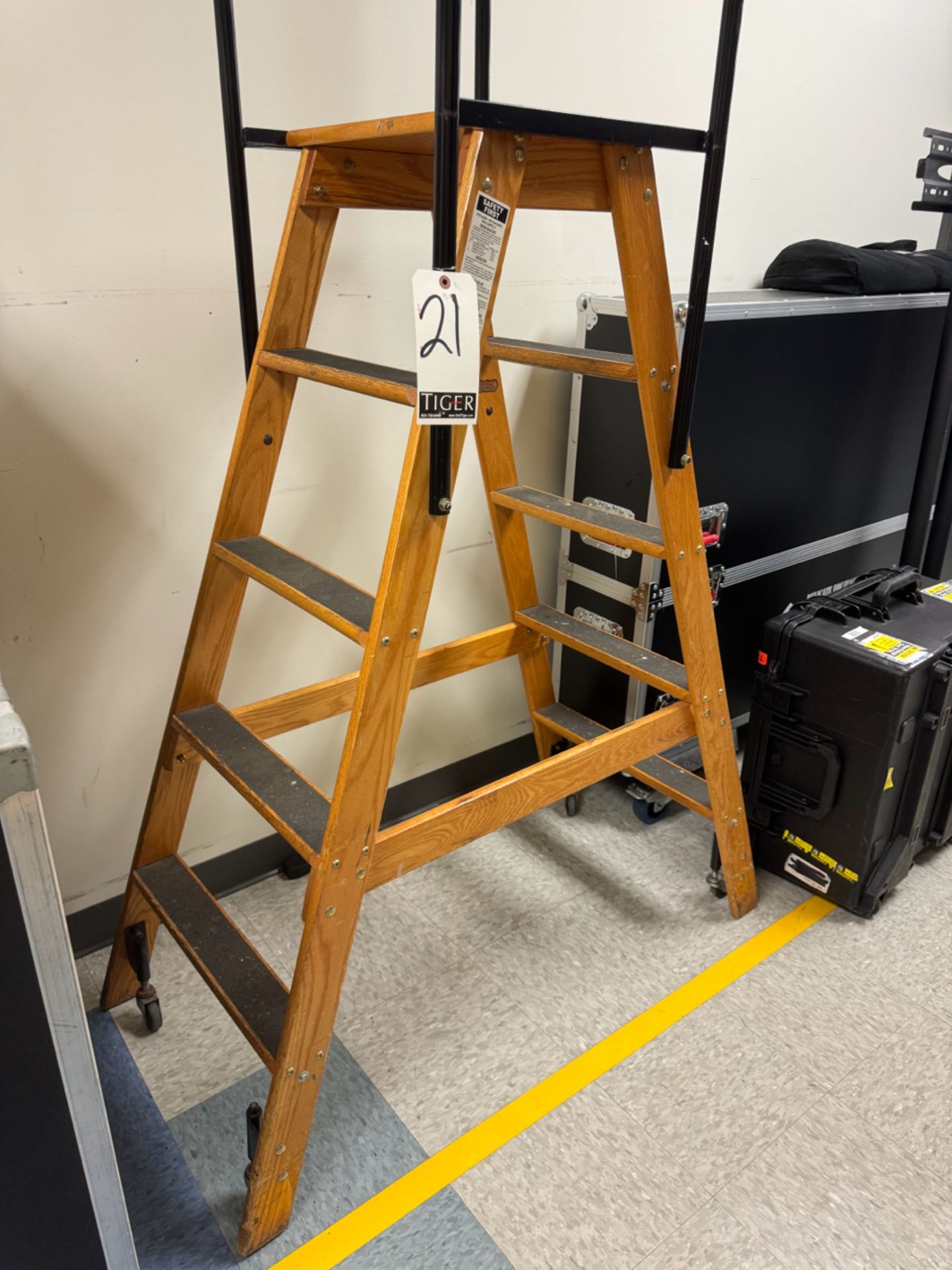 Putnam Rolling 5-Step Ladder - Image 2 of 3