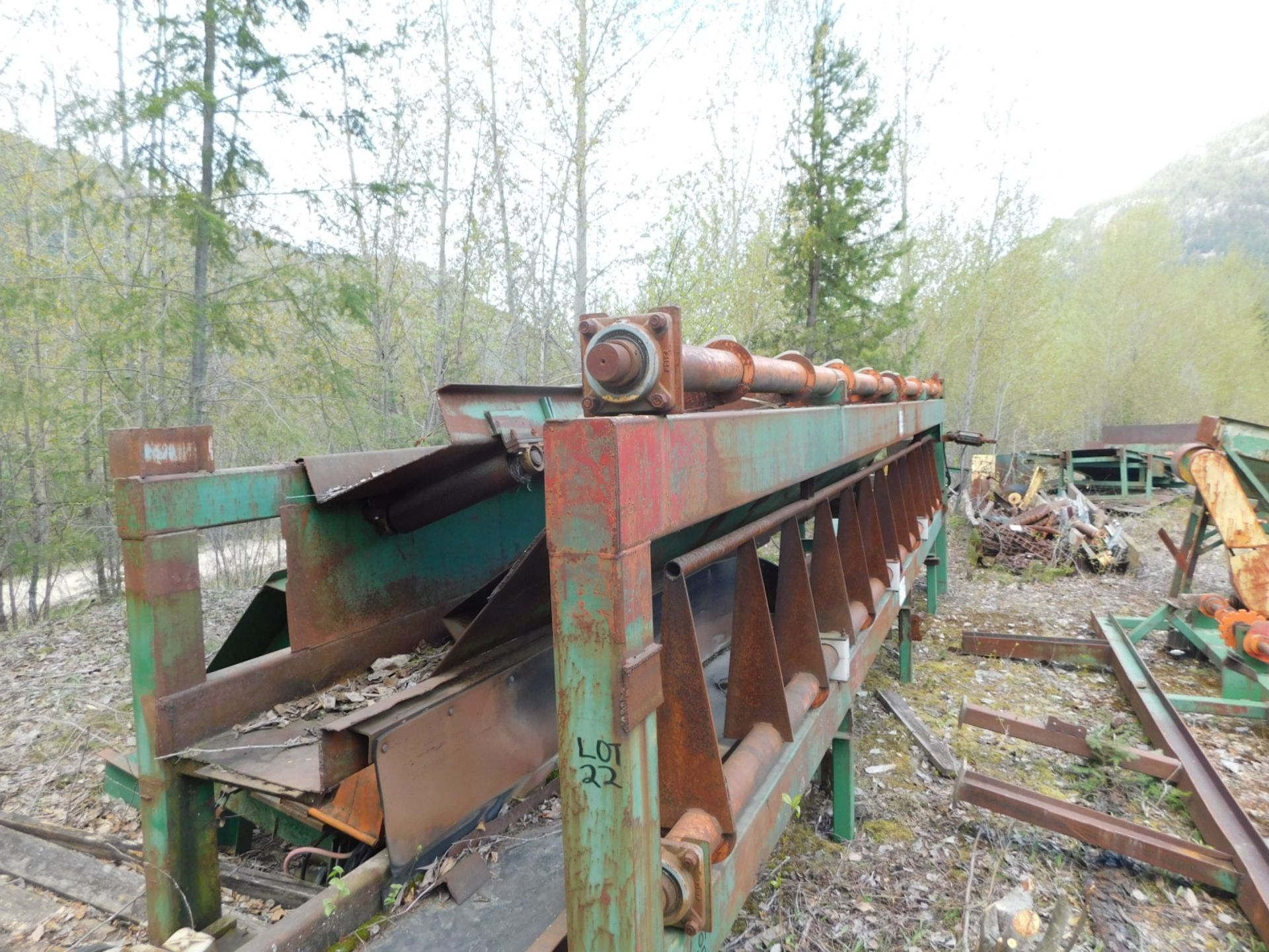 NEWNES DROP GATE CONVEYOR SYSTEM, 7 DROP ARMS, 17" X 32' BELT CONVEYOR, W/ 5HP & SM CYCLO H3160, - Image 6 of 6