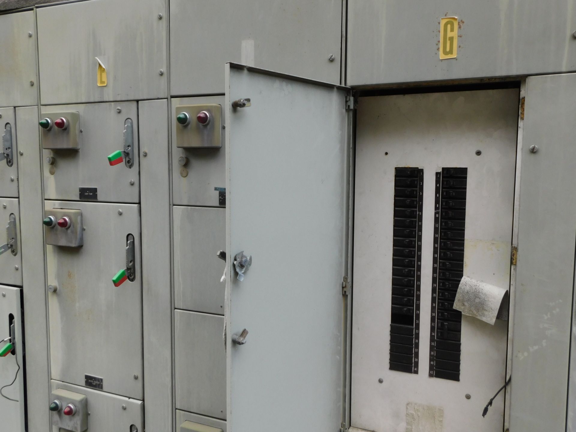 GE 4 SECTION MCC, CR2000, 1000AMP HOR., 300AMP VERT., (13) SWITCHES - Image 2 of 3