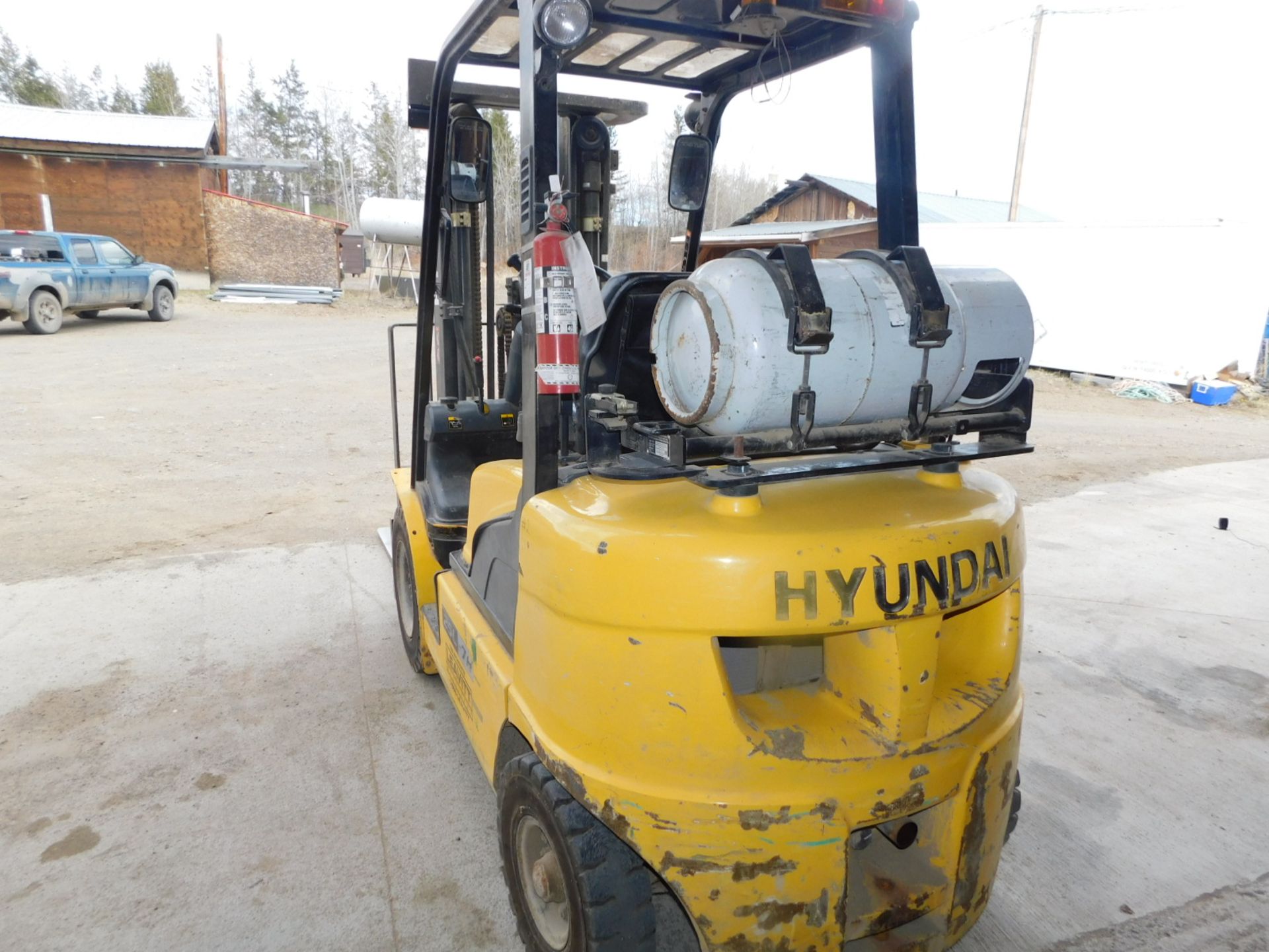 '11 HYUNDAI 25L - 7A 4200LB FORKLIFT, LPG, SIDESHIFT, 185" TRIPLE MAST, PNEUMATIC SOLIDS, S/N - Image 3 of 6