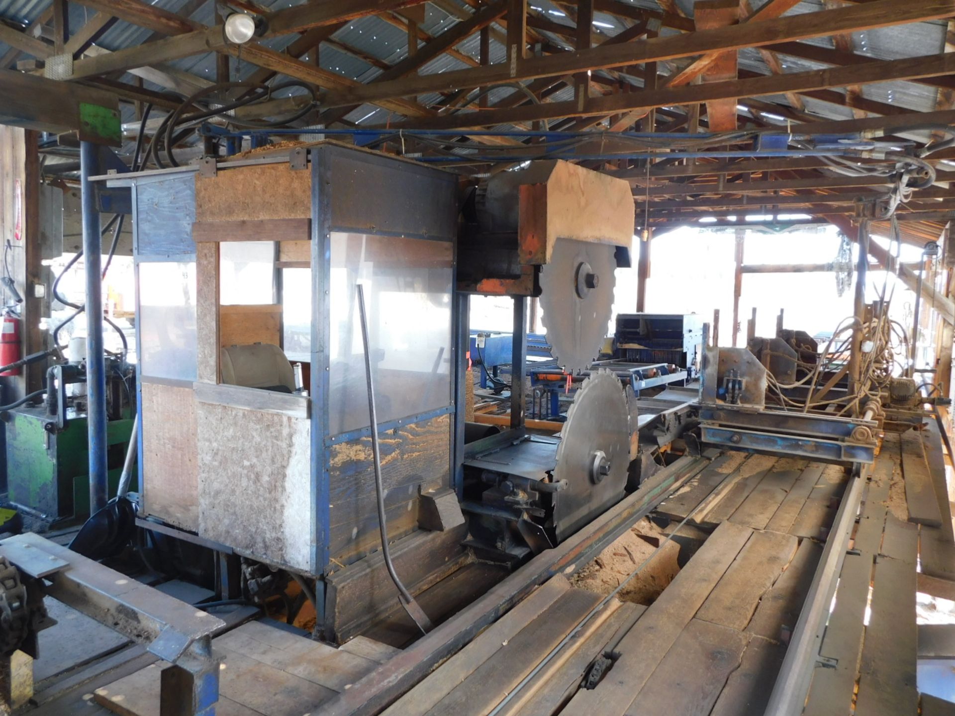 CIRCULAR HEAD SAWMILL: 42" TOPSAW, 20HP, 550V, 1180RPM, 48" BOTTOMSAW, APPROX 50HP, 3 KNEE LOG