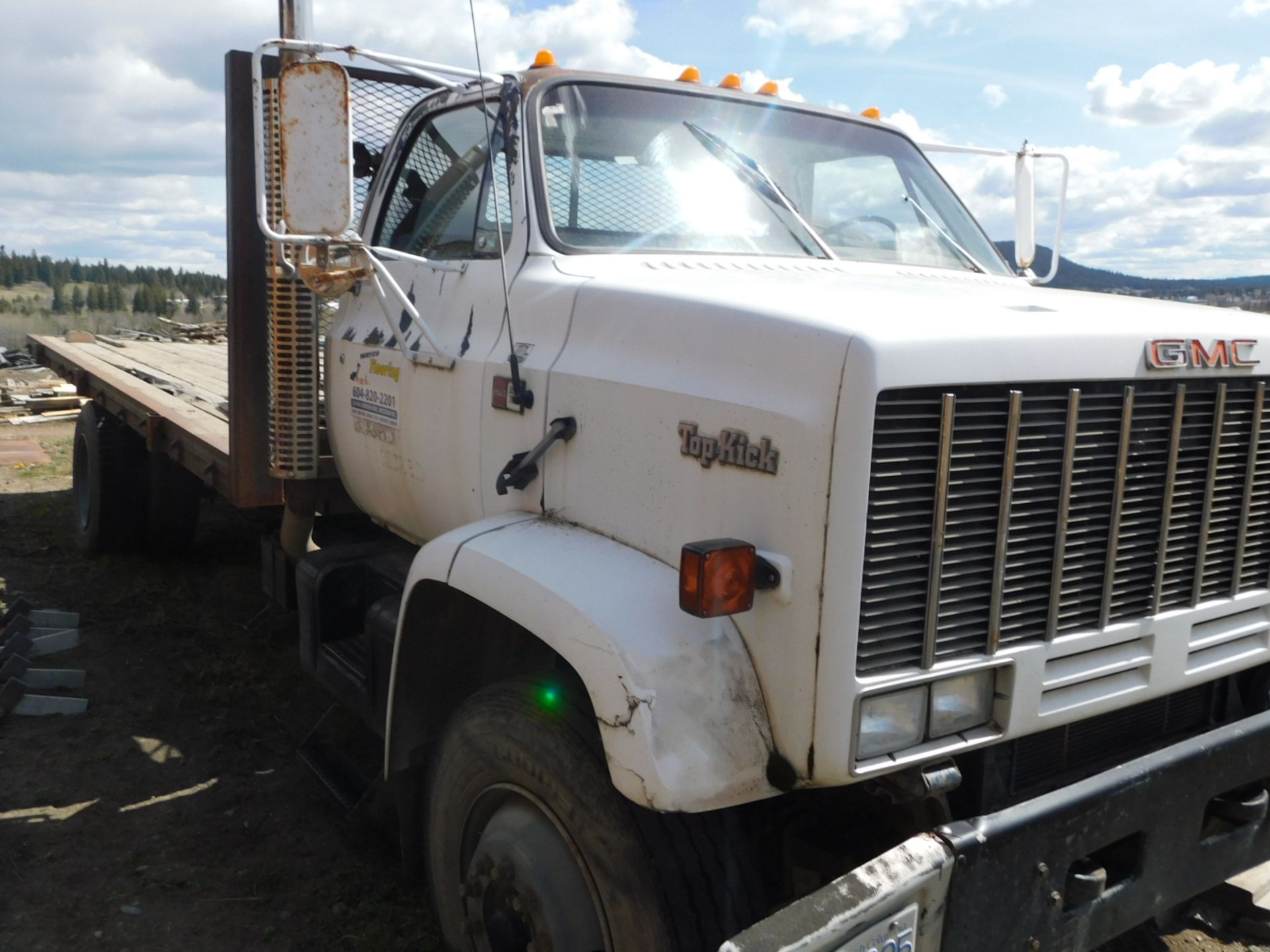 GMC TOPKICK DIESEL 7000, STANDARD, 22' FLAT DECK, DUAL REAR TIRES, 349, 784 KMS. - Image 2 of 6