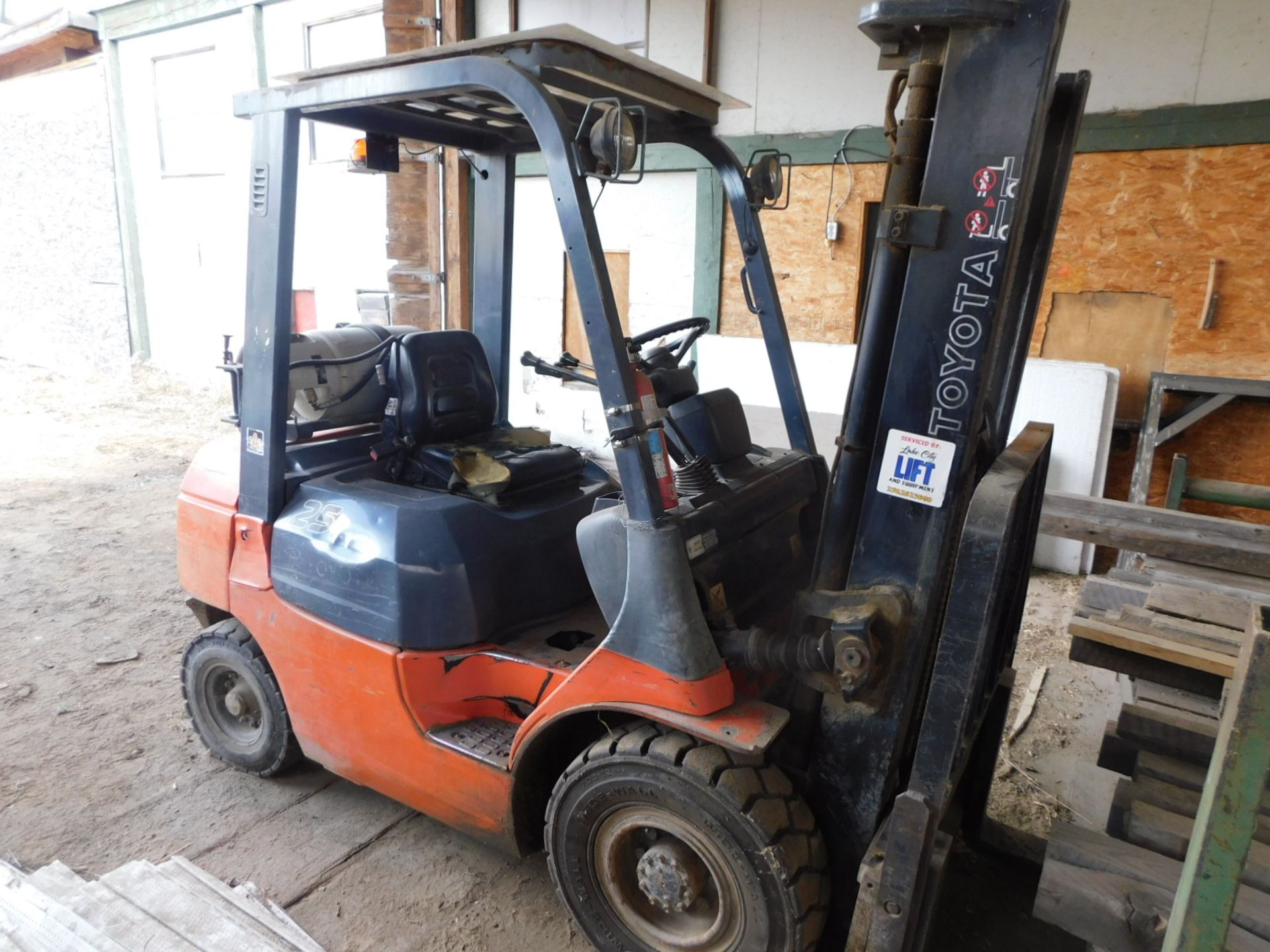 TOYOTA 75GU25 4900 LB FORKLIFT, LPG, SIDESHIFT, PNEUMATIC TIRES, 131.5" DOUBLE MAST - Image 2 of 9