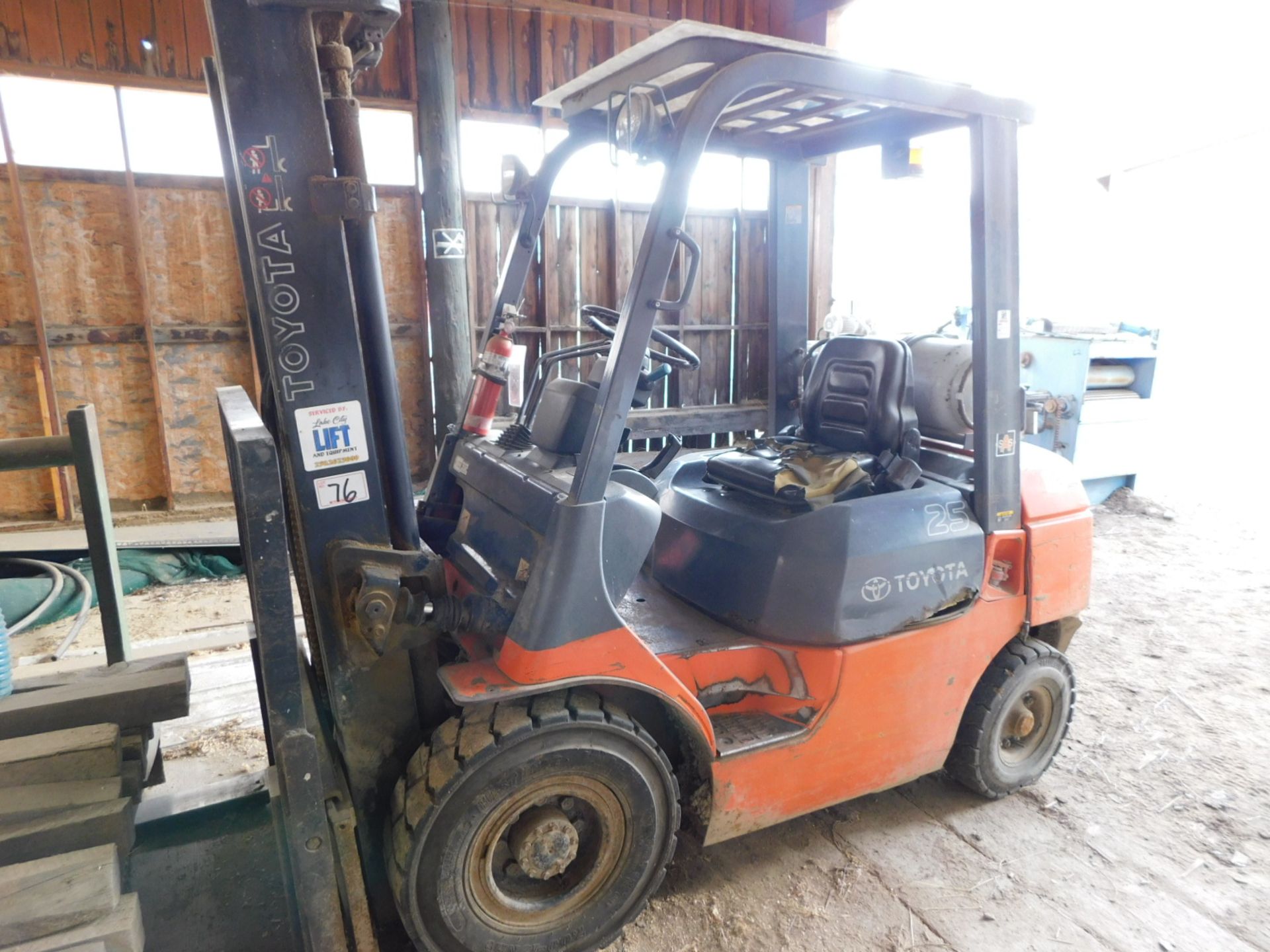 TOYOTA 75GU25 4900 LB FORKLIFT, LPG, SIDESHIFT, PNEUMATIC TIRES, 131.5" DOUBLE MAST