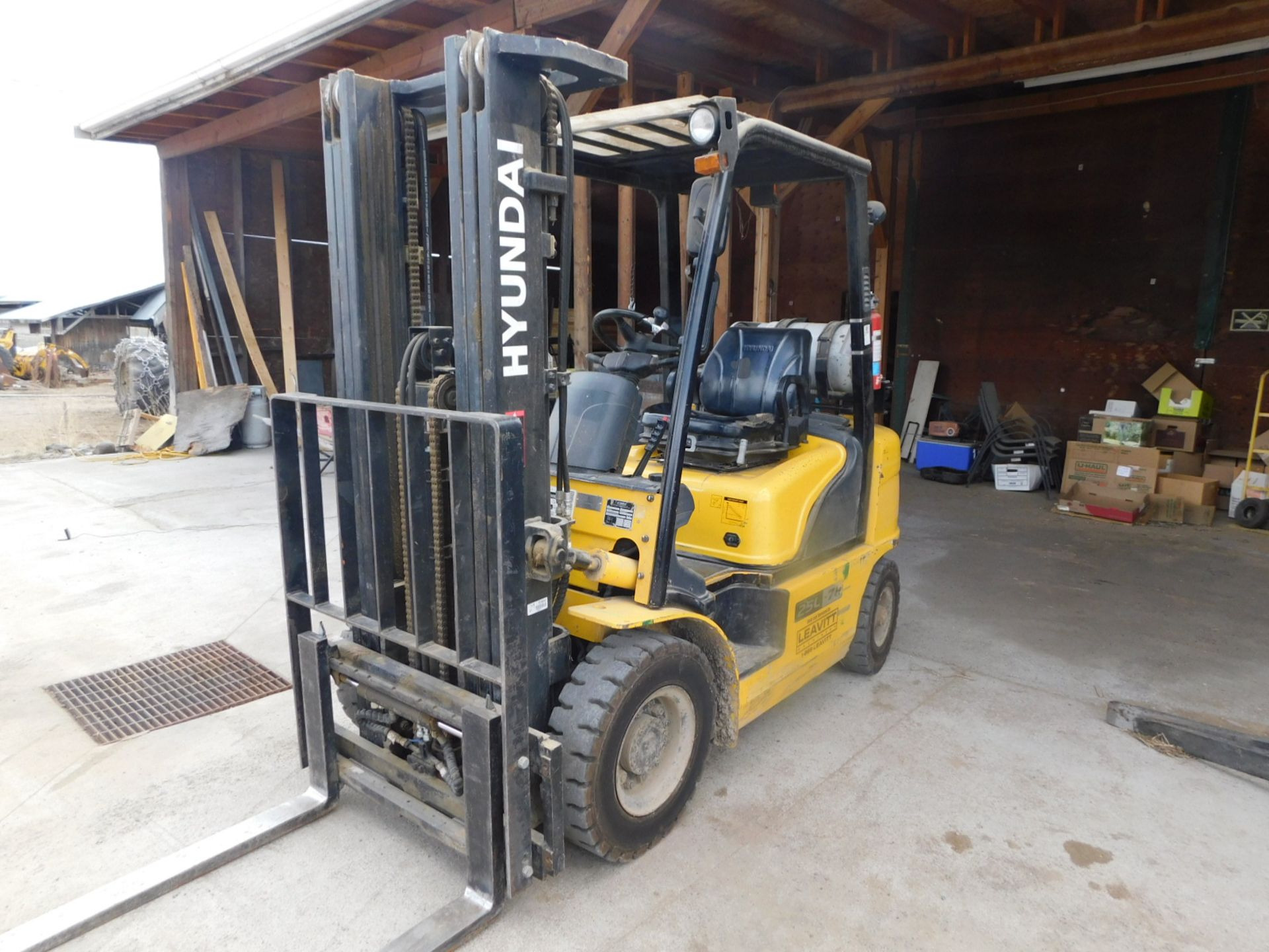 '11 HYUNDAI 25L - 7A 4200LB FORKLIFT, LPG, SIDESHIFT, 185" TRIPLE MAST, PNEUMATIC SOLIDS, S/N - Image 2 of 6