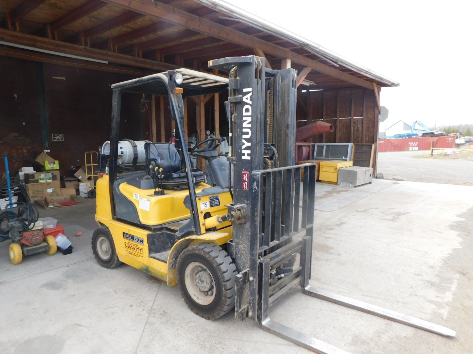 '11 HYUNDAI 25L - 7A 4200LB FORKLIFT, LPG, SIDESHIFT, 185" TRIPLE MAST, PNEUMATIC SOLIDS, S/N