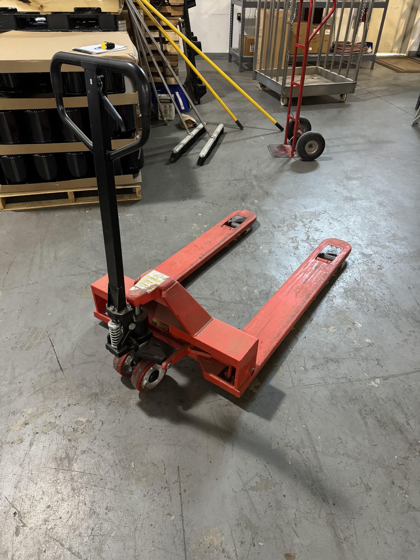 Hydraulic pallet jack (red) - Image 2 of 2