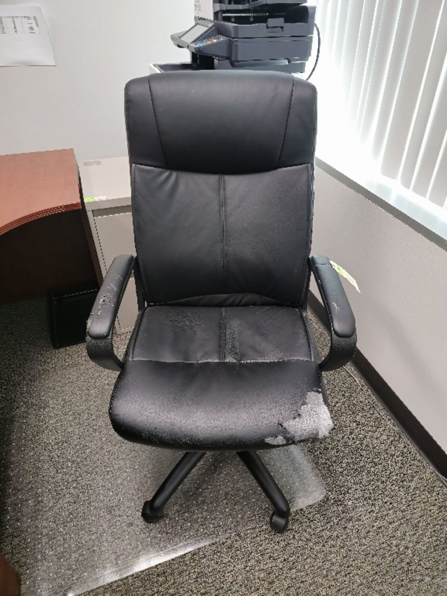 BLACK OFFICE CHAIR