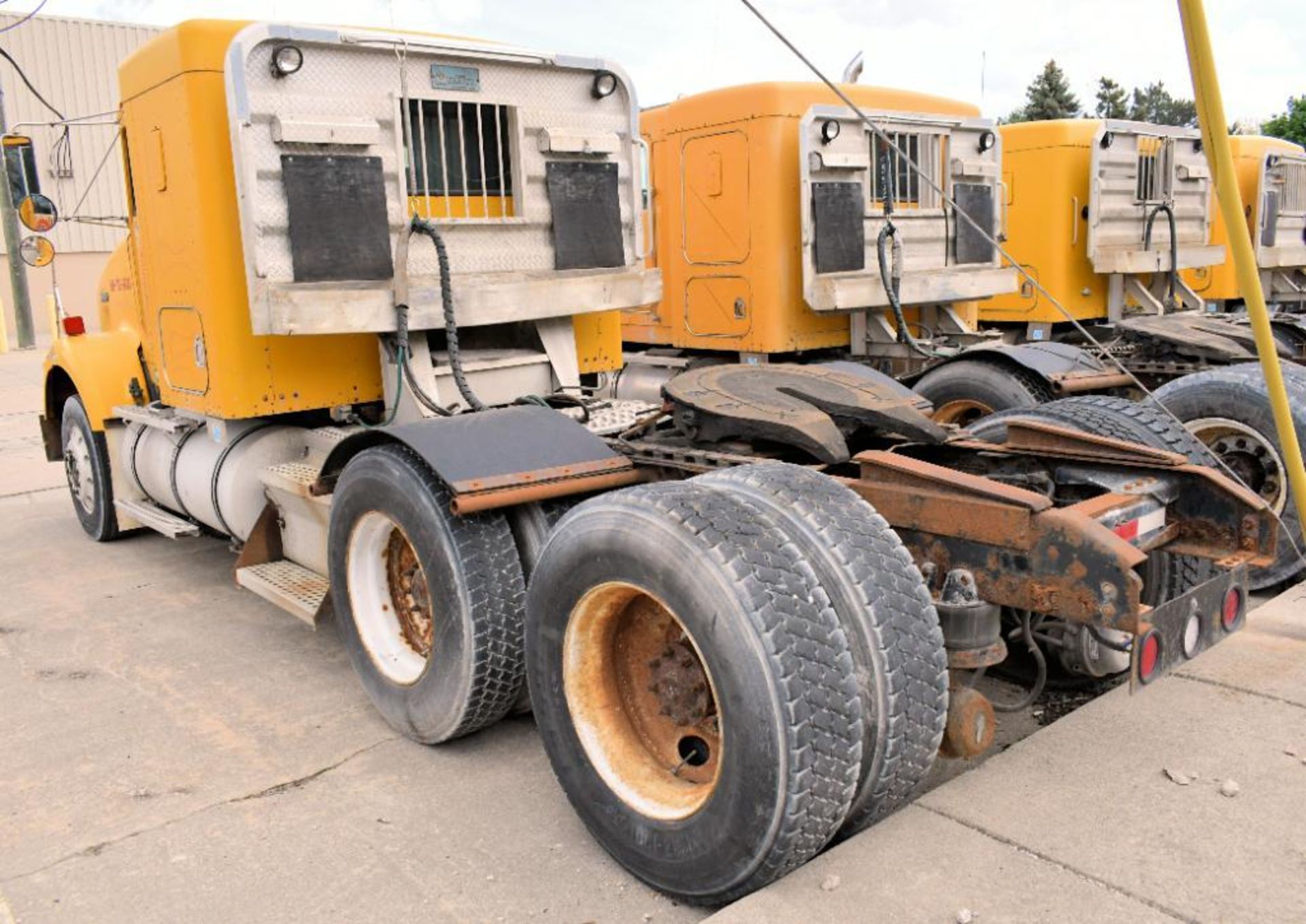 1992 Kenworth Model T800 Tandem Axle Semi-Tractor - Image 2 of 10