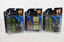 McFarlane Toys - 3 x carded The X Files series I figures from 1998, Agen Mulder,