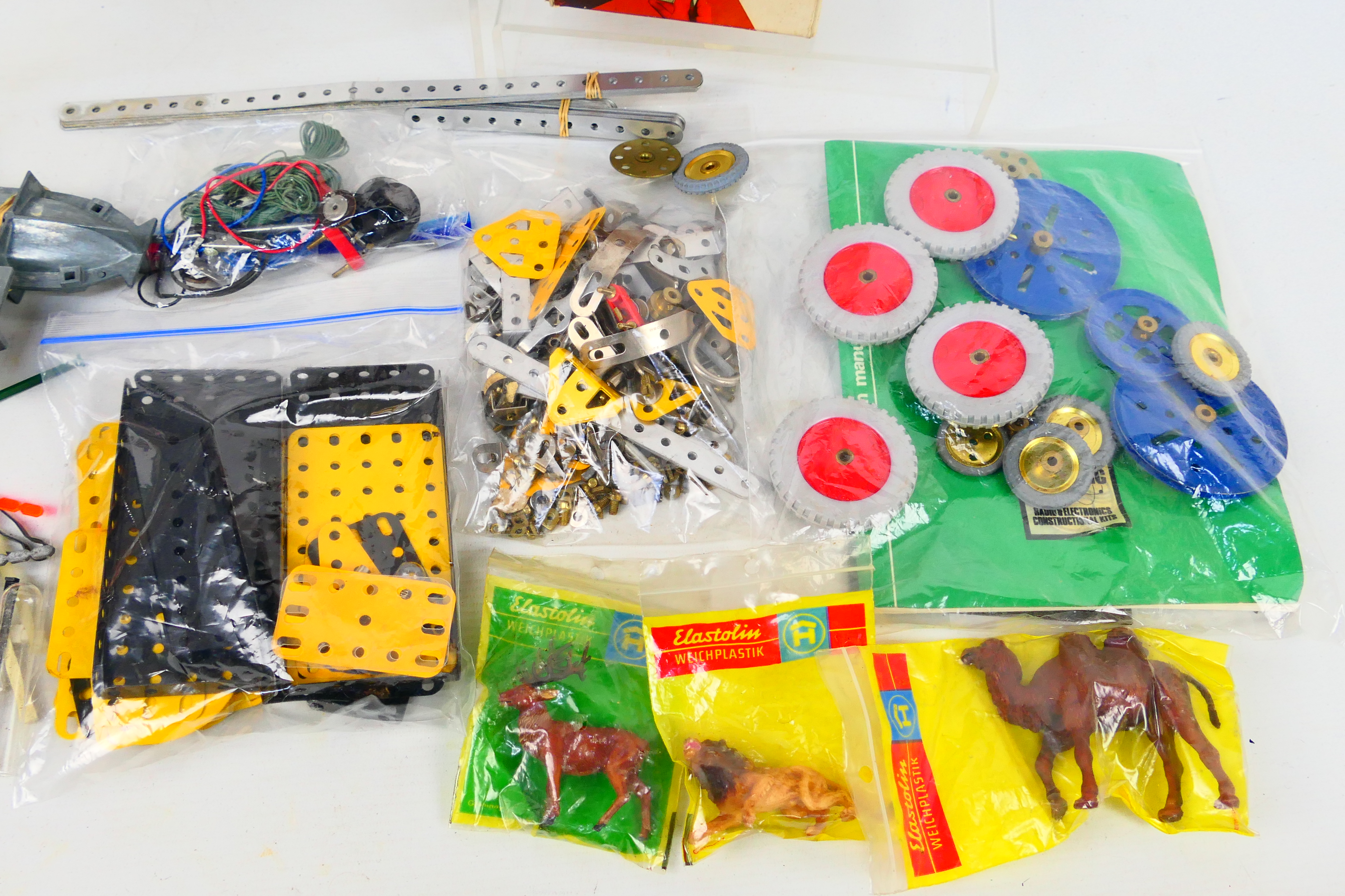 Mamod - Meccano - Elastolin - Sawyers - A collection of vintage items including Meccano parts, - Image 4 of 4