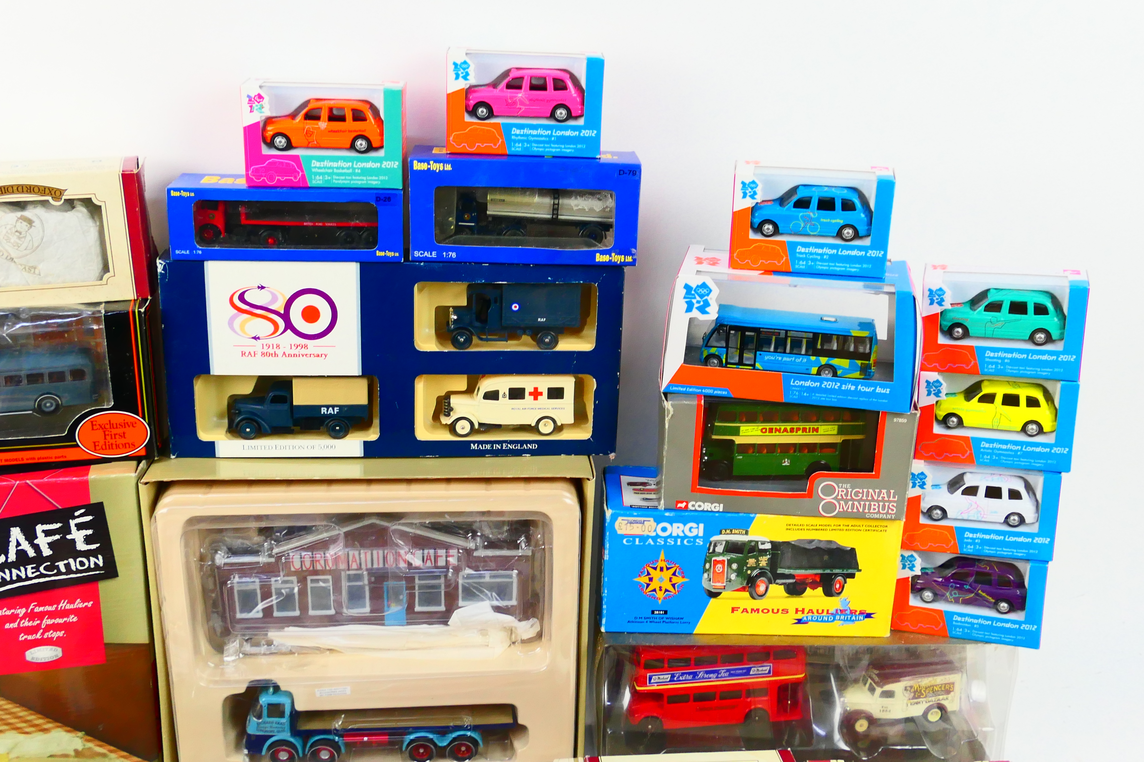 Corgi - Lledo - Oxford Diecast - Matchbox - A boxed group of over 30 boxed diecast model vehicles - Image 3 of 5