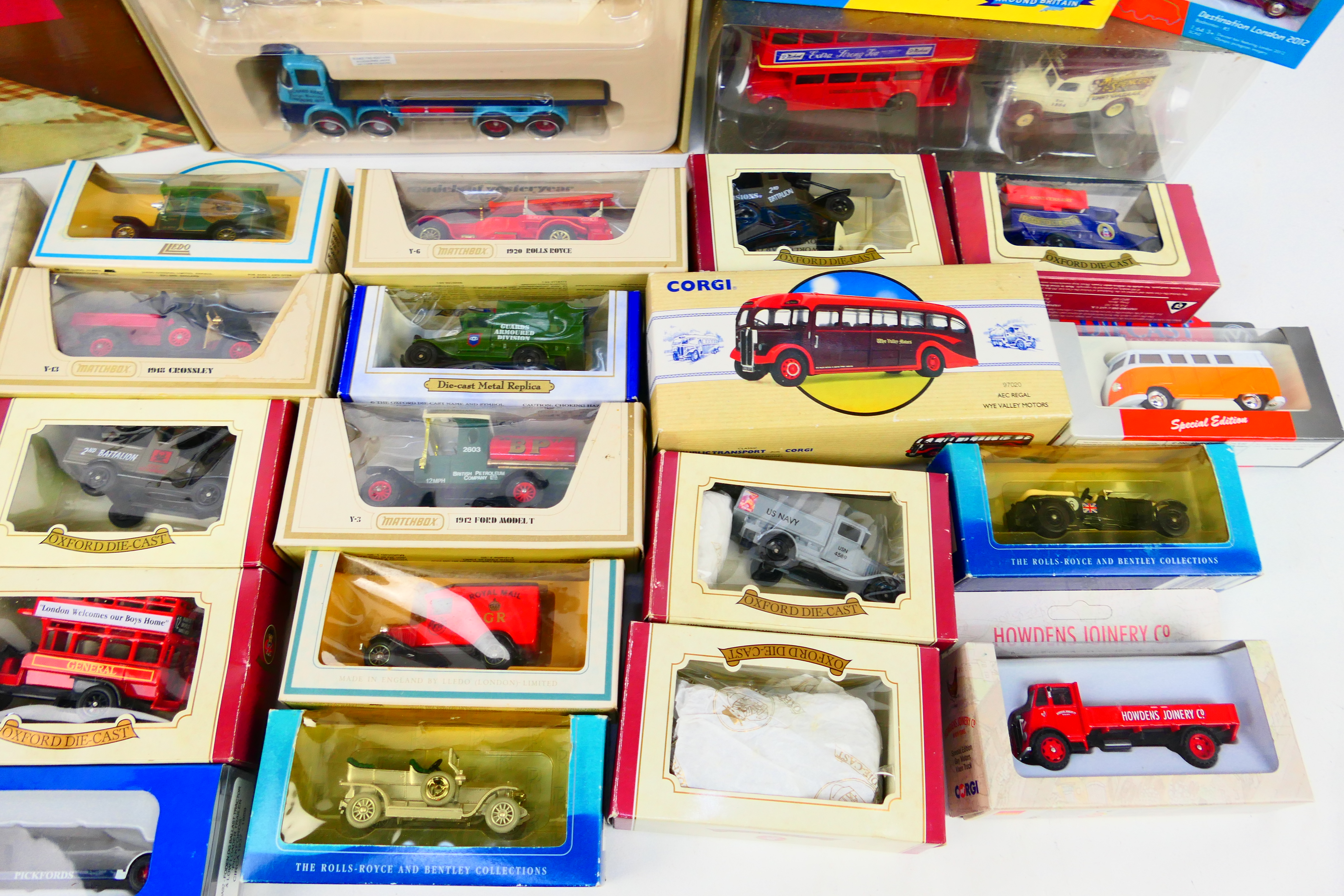 Corgi - Lledo - Oxford Diecast - Matchbox - A boxed group of over 30 boxed diecast model vehicles - Image 5 of 5