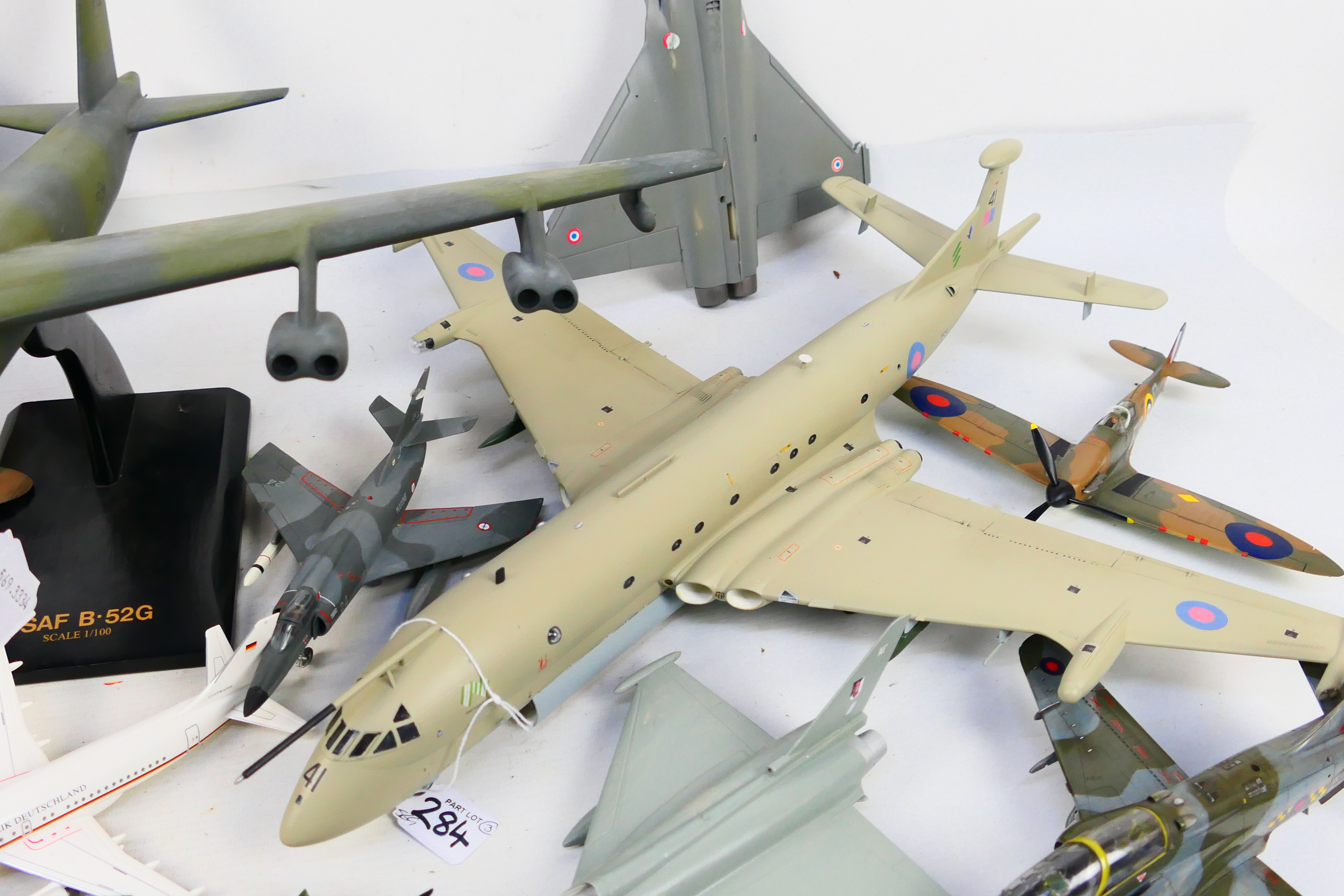 AIrfix - Others - A group of unboxed and built model military aircraft plastic kits in various - Image 3 of 6