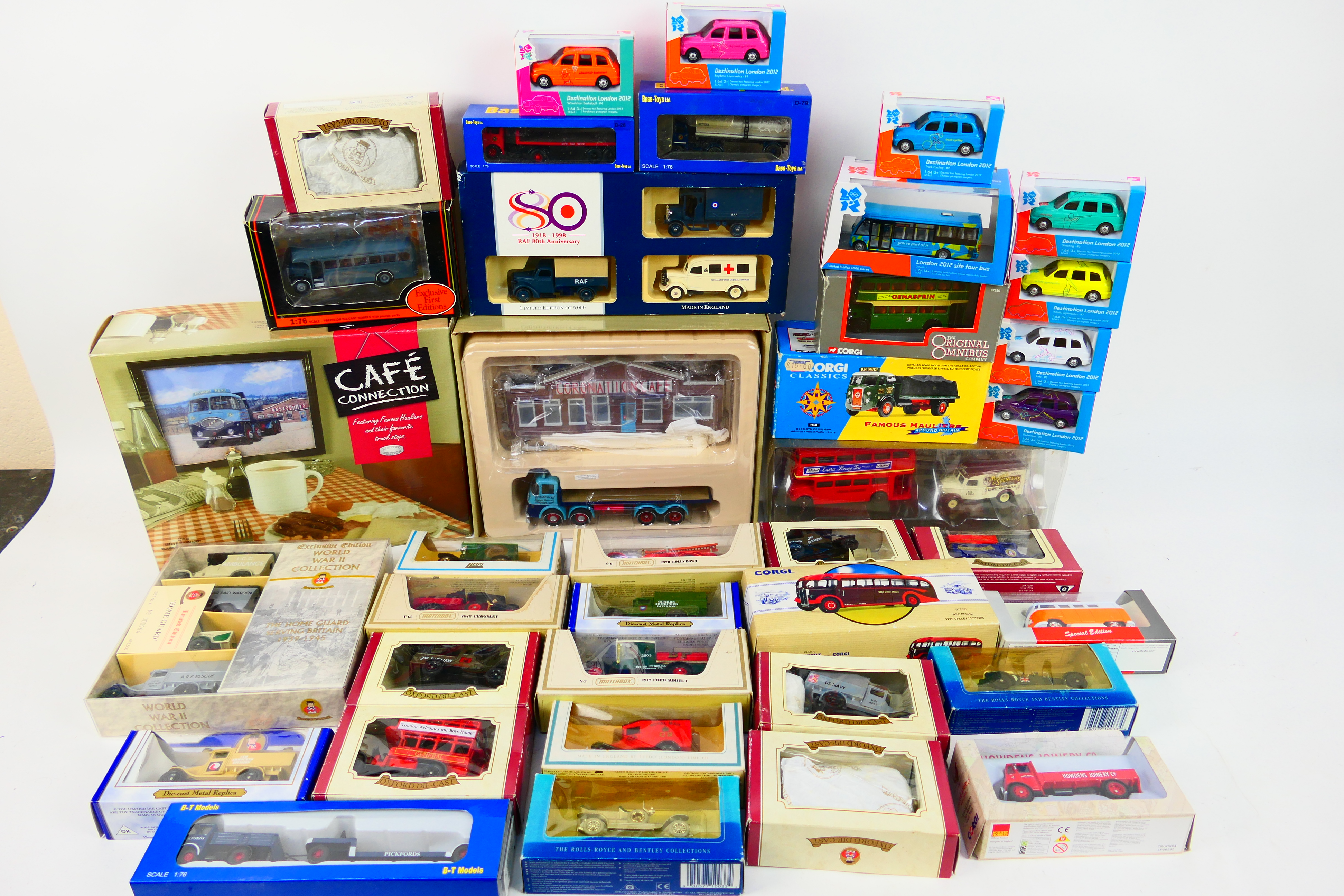 Corgi - Lledo - Oxford Diecast - Matchbox - A boxed group of over 30 boxed diecast model vehicles