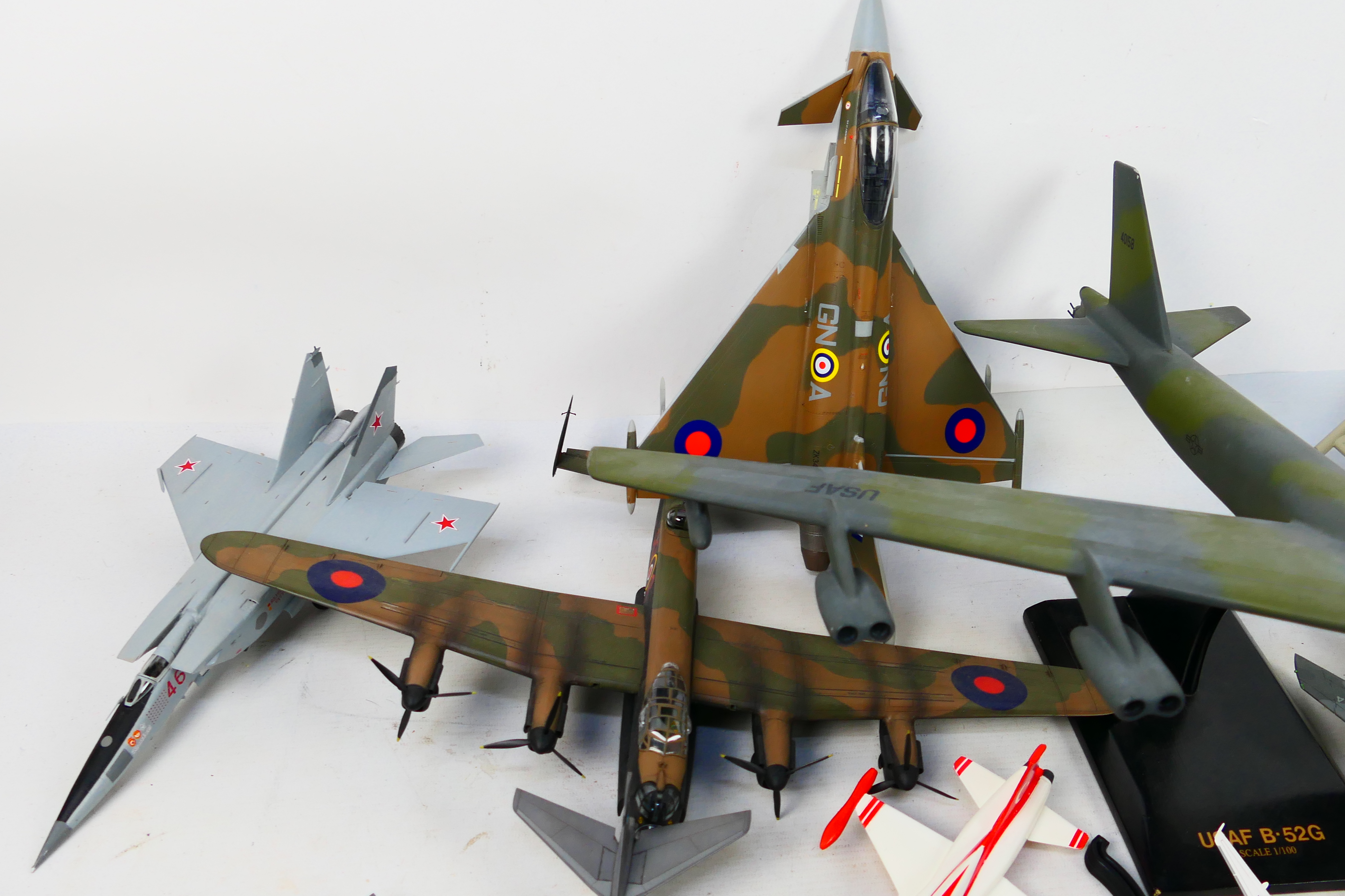 AIrfix - Others - A group of unboxed and built model military aircraft plastic kits in various - Image 4 of 6