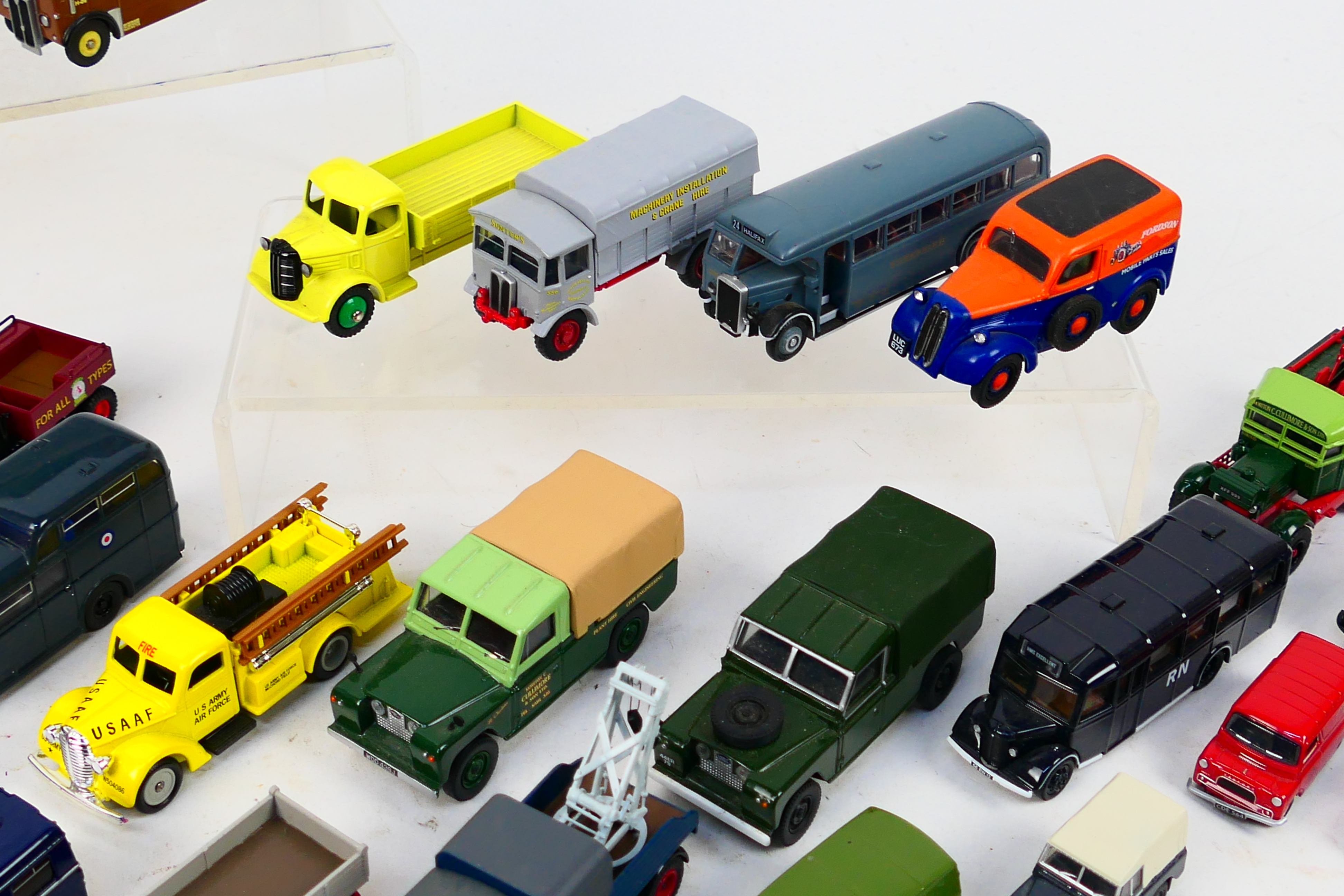 Oxford Diecast - Classix - Corgi - Lledo - Approximately 30 diecast model vehicles in various - Image 4 of 6
