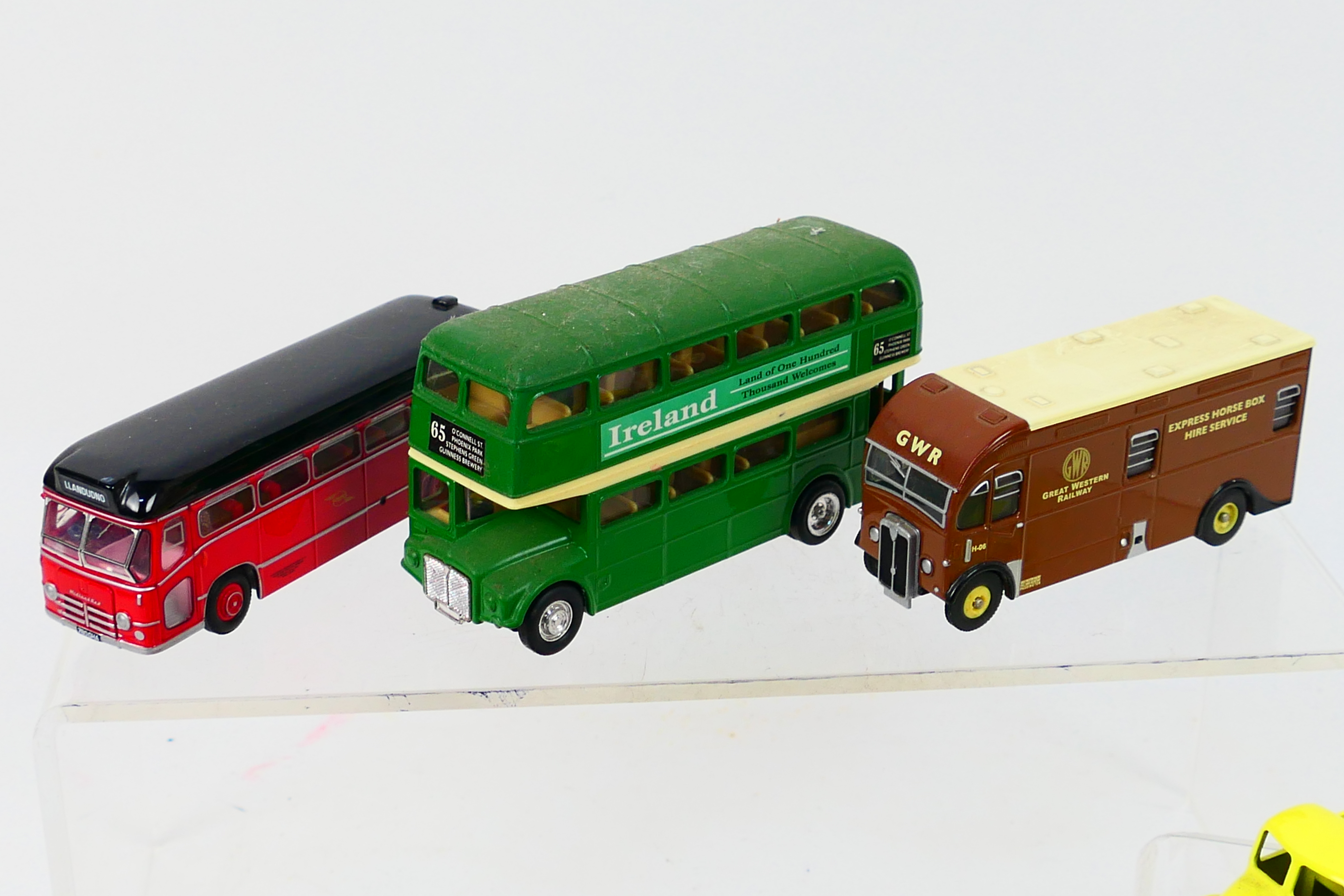 Oxford Diecast - Classix - Corgi - Lledo - Approximately 30 diecast model vehicles in various - Image 2 of 6
