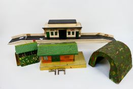 Basset-Lowke - Hornby - A wooden O gauge station building and platform (91 cm long),