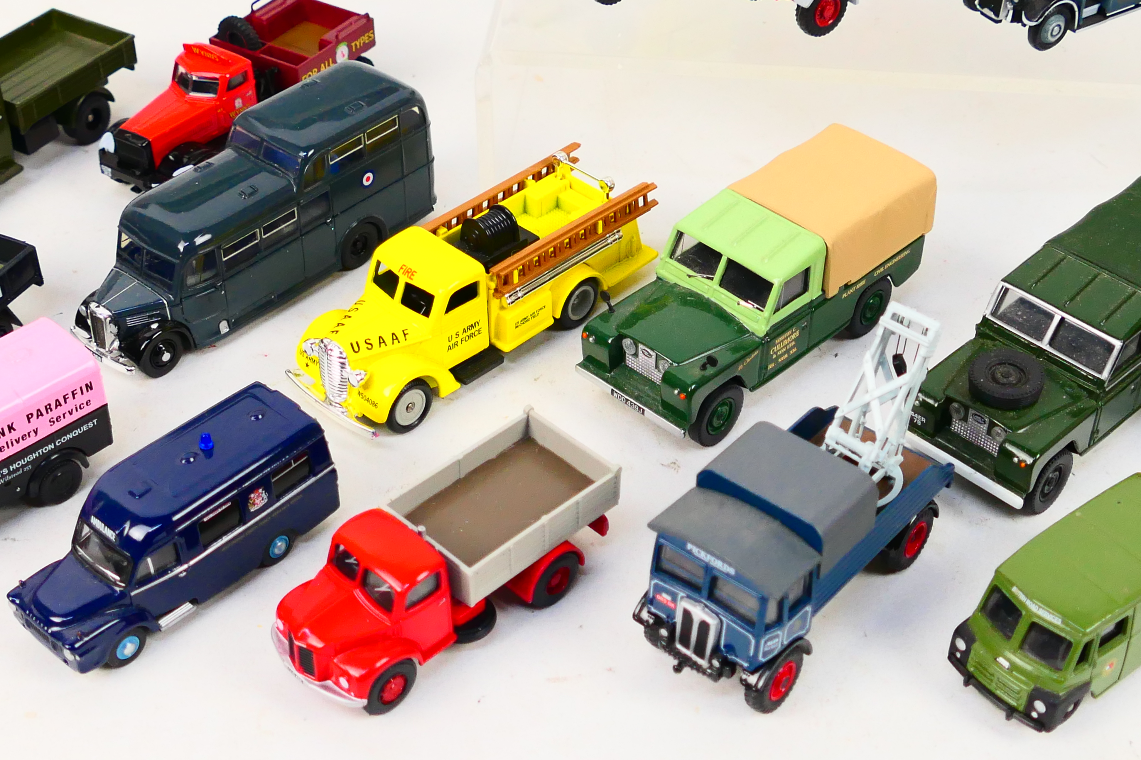 Oxford Diecast - Classix - Corgi - Lledo - Approximately 30 diecast model vehicles in various - Image 5 of 6