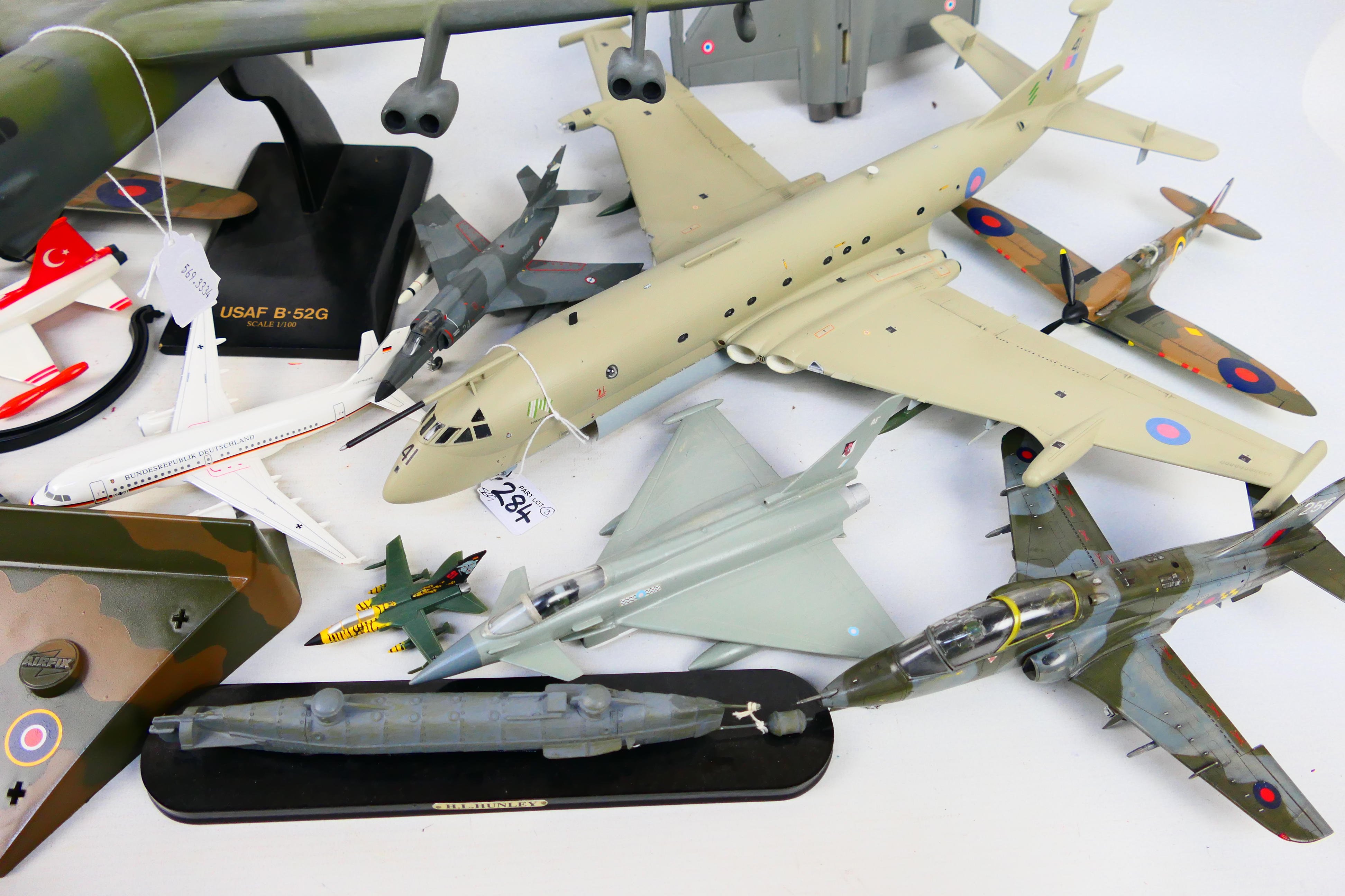 AIrfix - Others - A group of unboxed and built model military aircraft plastic kits in various - Image 6 of 6