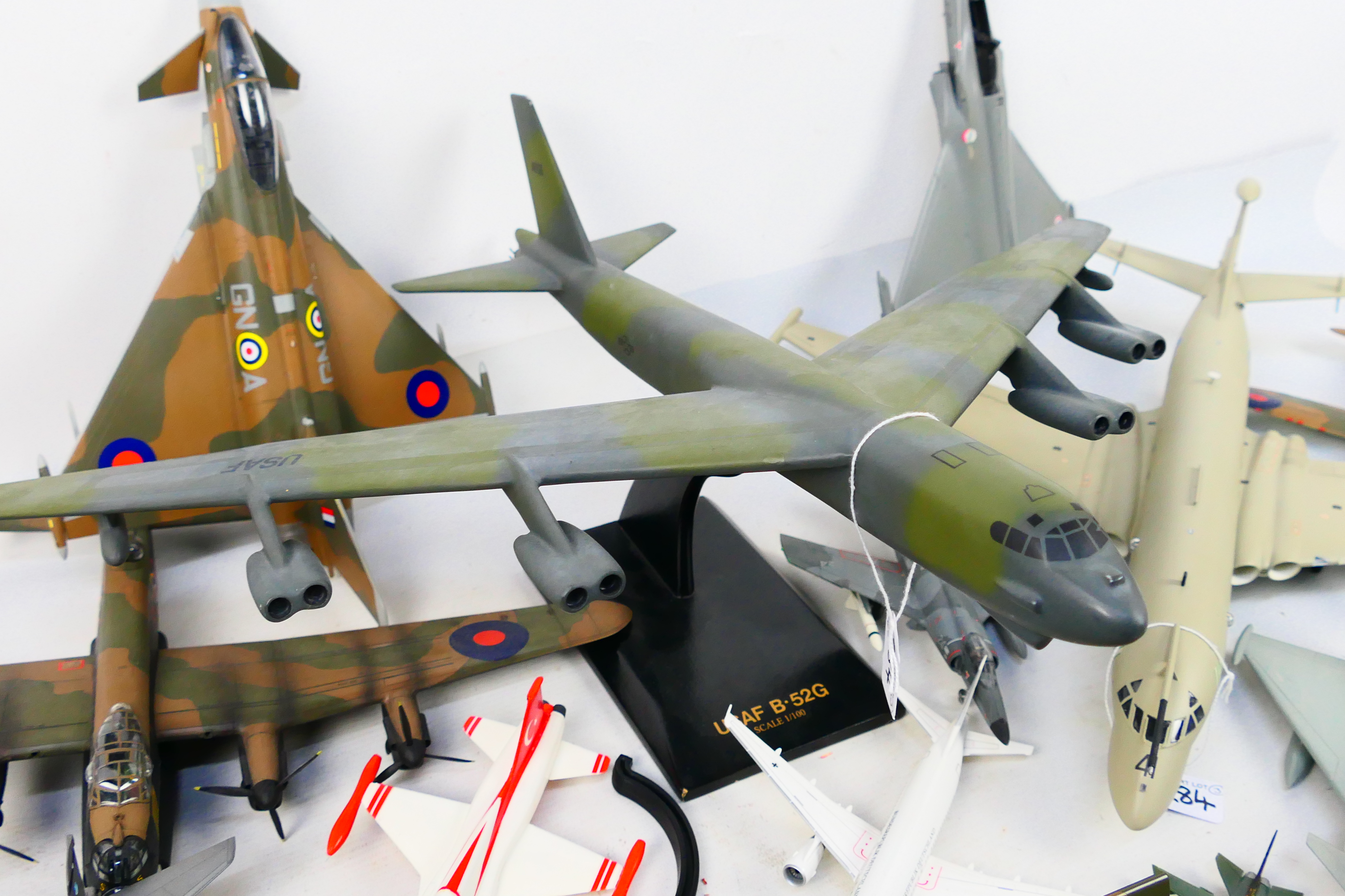 AIrfix - Others - A group of unboxed and built model military aircraft plastic kits in various - Image 2 of 6