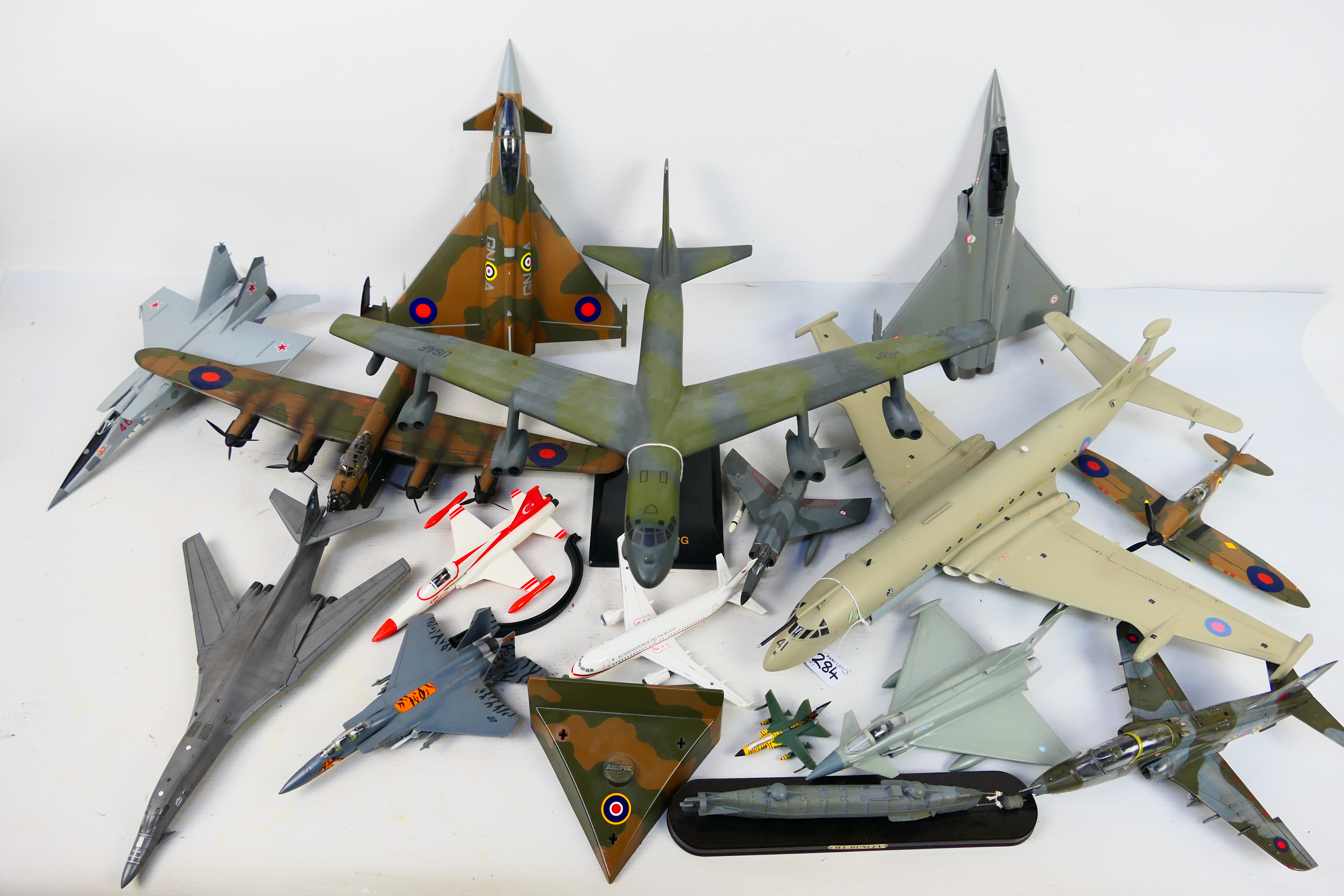AIrfix - Others - A group of unboxed and built model military aircraft plastic kits in various