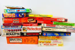 Bontempi - Binatone - Waddingtons - Other - A boxed collection of vintage toys and vbaord games.