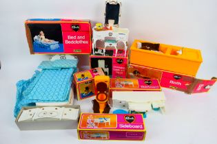Sindy - Pedigree - Six boxed vintage Sindy doll accessories from Pedigree.