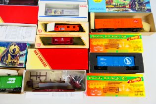 Marklin - Red Caboose - Athearn - Rivarossi - 19 x boxed HO gauge wagons and kits,