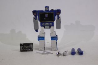 Transformers - Takara - A loose vintage Transformer 'Soundwave figure by Takara.