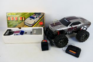 New Bright - Radio Shack - 2 x remote control cars,