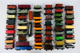 Hornby Dublo, Triang - 61 x OO Gauge model railway rolling stock - Lot to includes wagons,