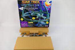 Playmates - Star Trek Deep Space Nine - A boxed Star Trek #6251 'Beyond The Final Frontier' Space