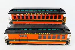 Bachmann - Two unboxed G gauge US 'Great Northern' liveried coaches from Bachmann.