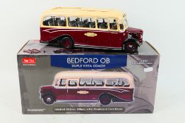Sun Star - A boxed Limited Edition 1:24 scale Bedford OB Duple Vista Coach from Sun Star.