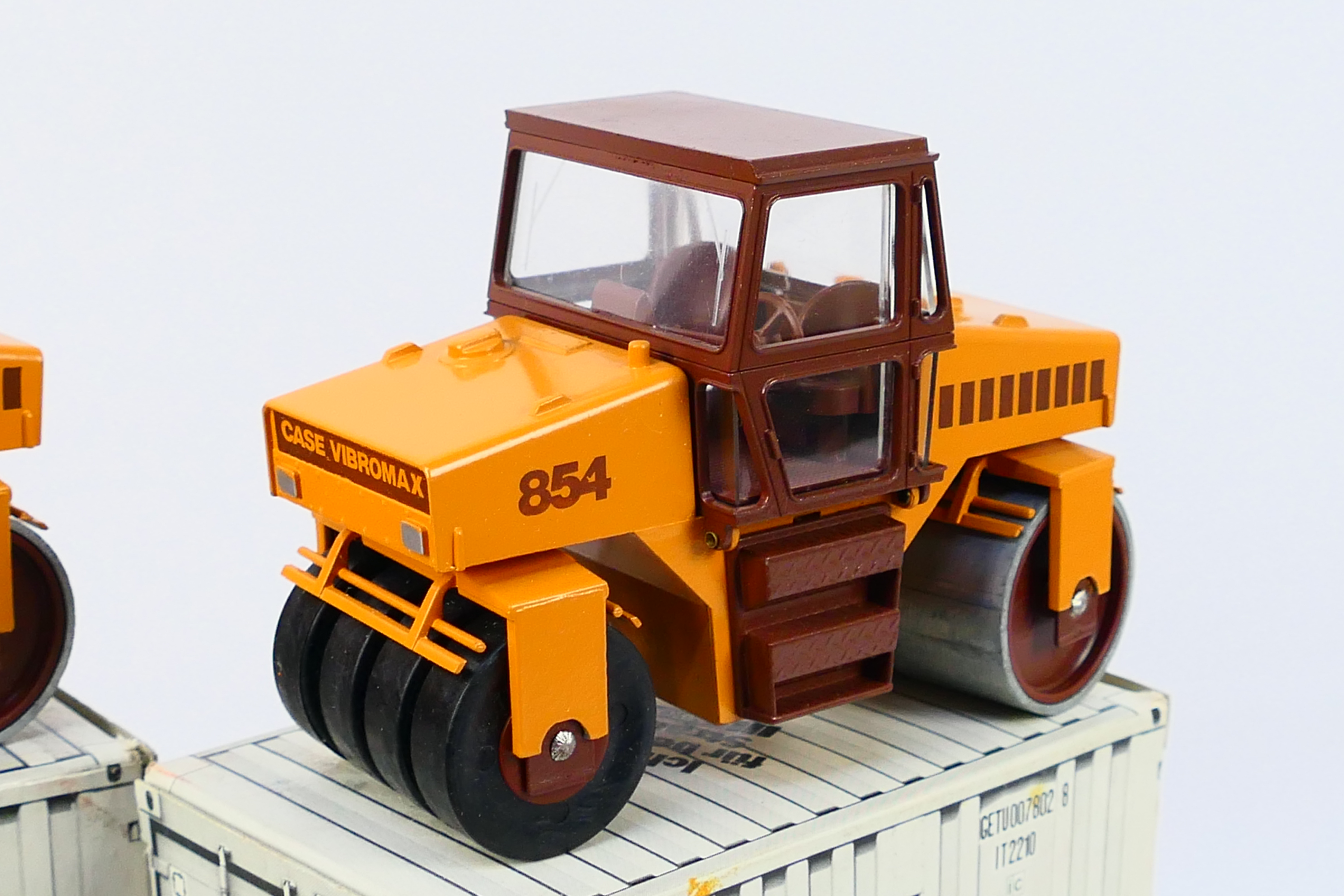 Conrad - 3 x Case construction vehicles in 1:35 scale, a Vibromax W854 roller # 2702, - Image 3 of 4
