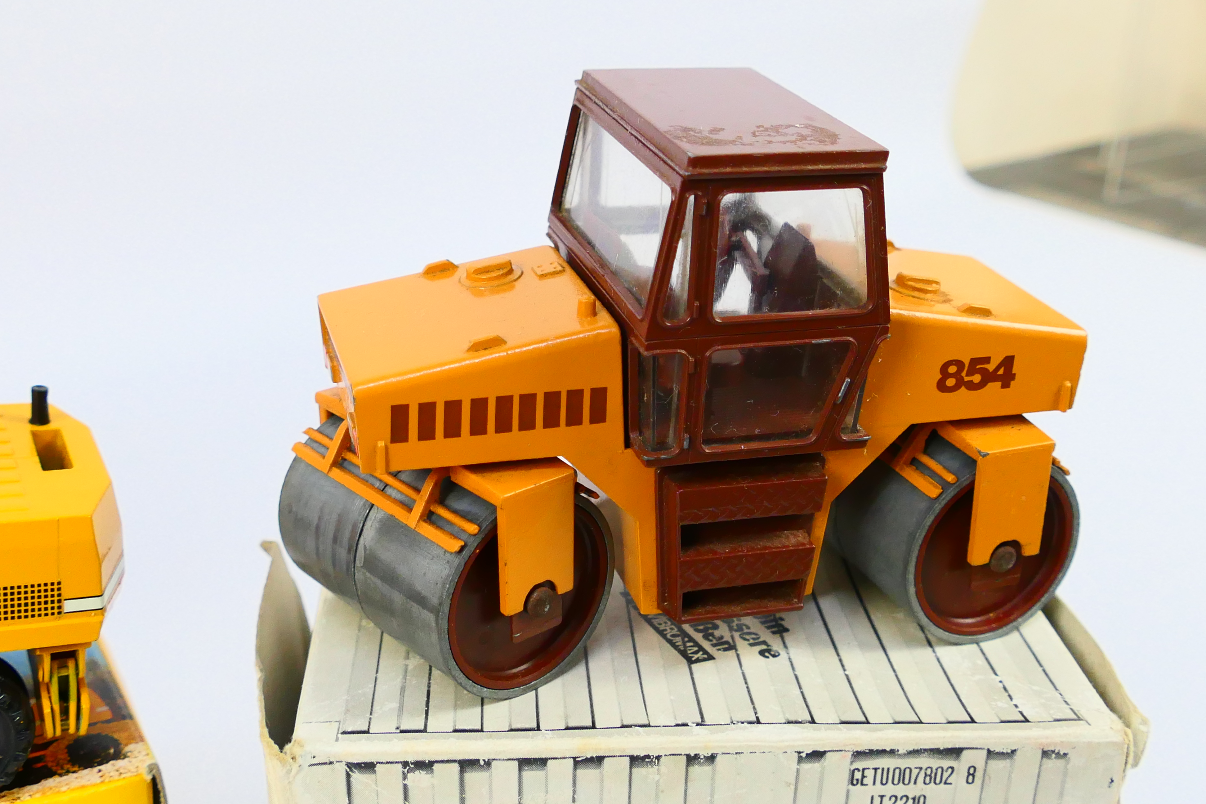 NZG - Conrad - 4 x construction vehicle models, a Case Vibromax W854 in 1:35 scale # 2702, - Image 5 of 5