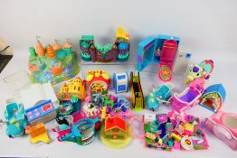 Teeny Weeny Families - Polly Pocket - Others - A group of vintage plastic children's toys and
