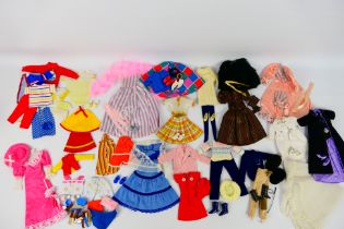 Pedigree - Sindy - Other - A collection of vintage mainly 1980's loose Sindy clothes and