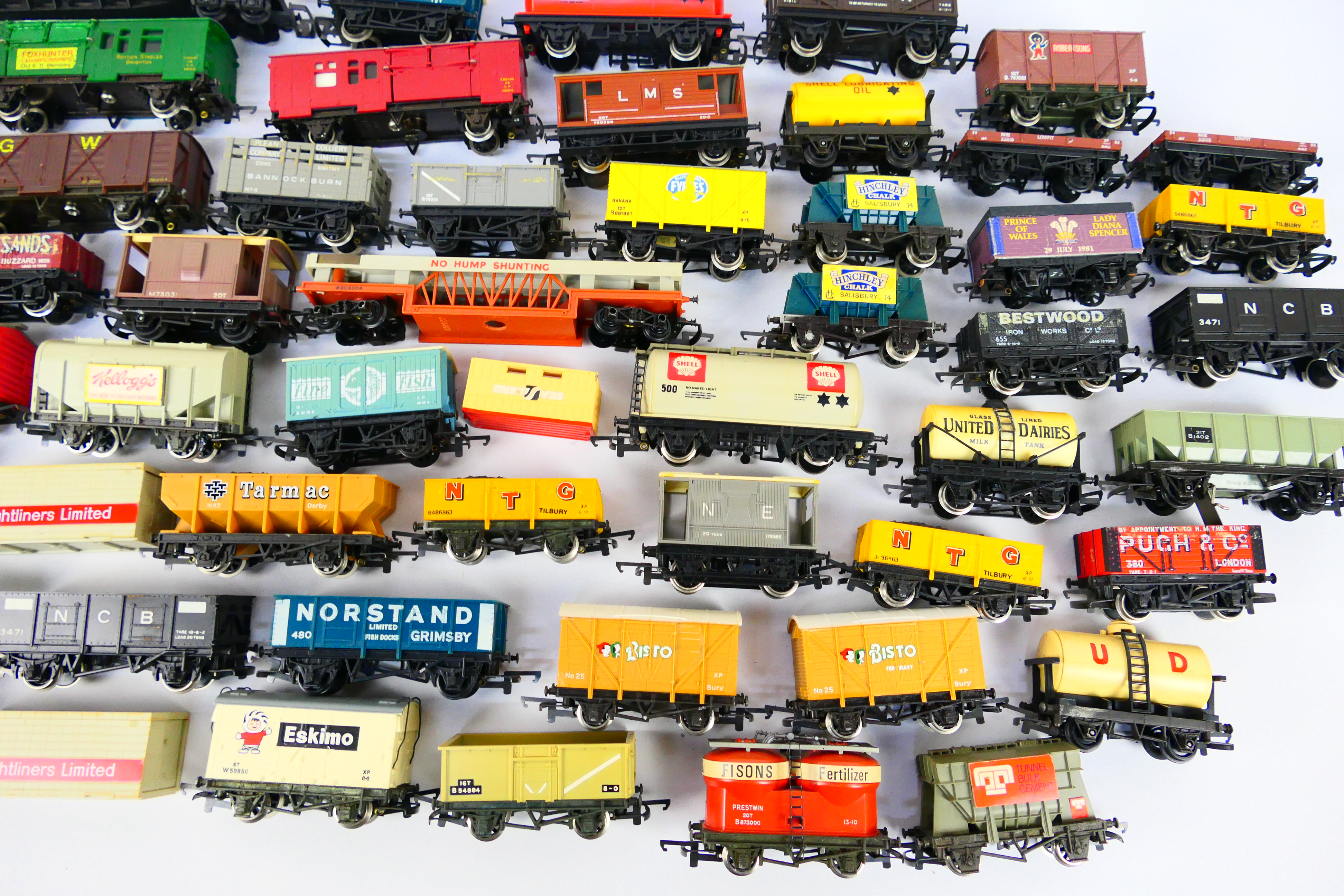 Wrenn - Hornby - Lima - Triang - An unboxed rake of over 40 predominately OO gauge items of freight - Image 4 of 5