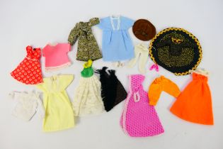 Palitoy - Others - A quantity of loose dolls clothing.
