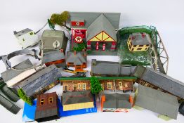 Hornby - Dapol - H And M - A collection of OO gauge buildings and track side accessories including