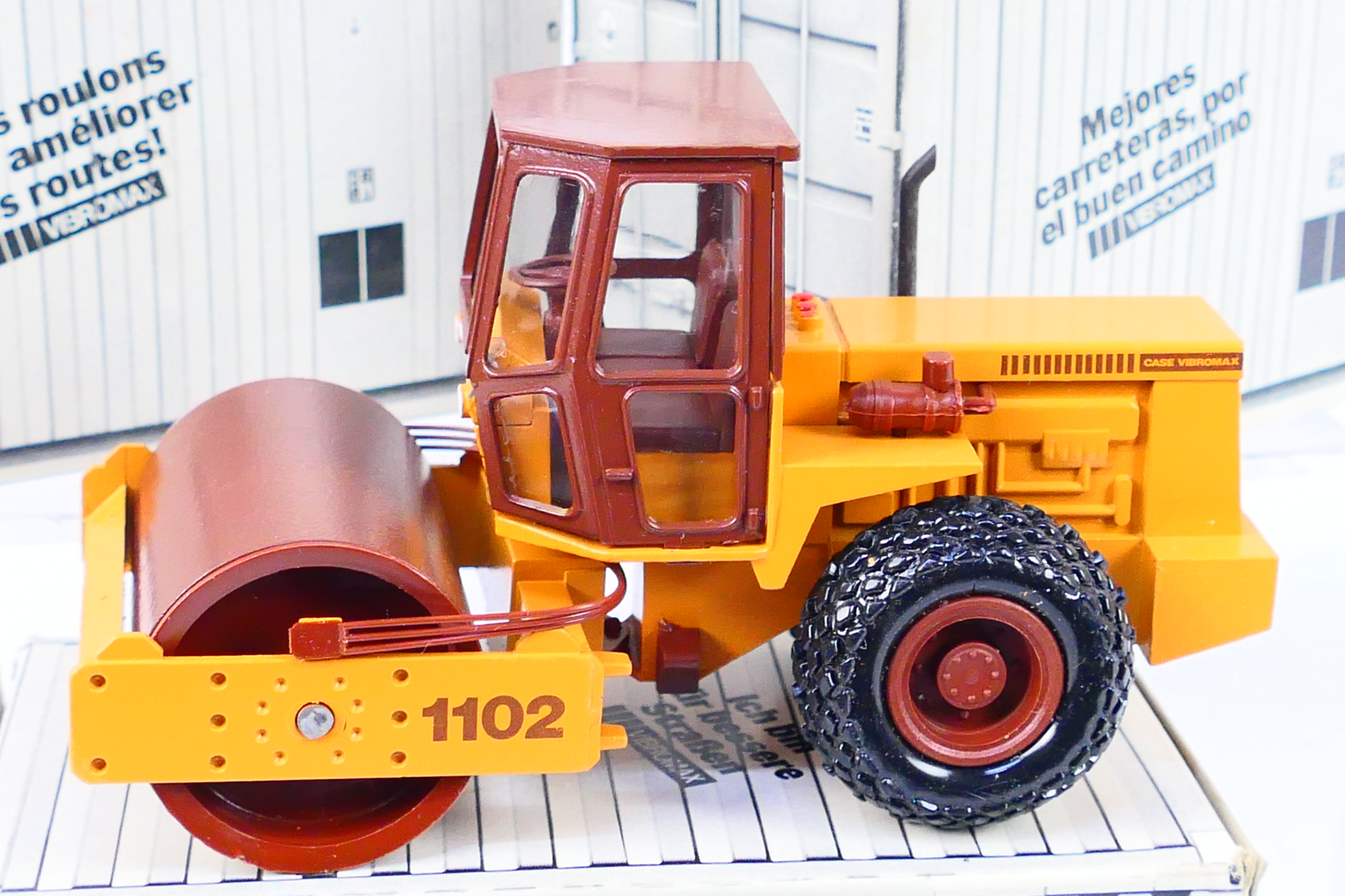 Conrad - 3 x Case construction vehicles in 1:35 scale, a Vibromax W854 roller # 2702, - Image 4 of 4