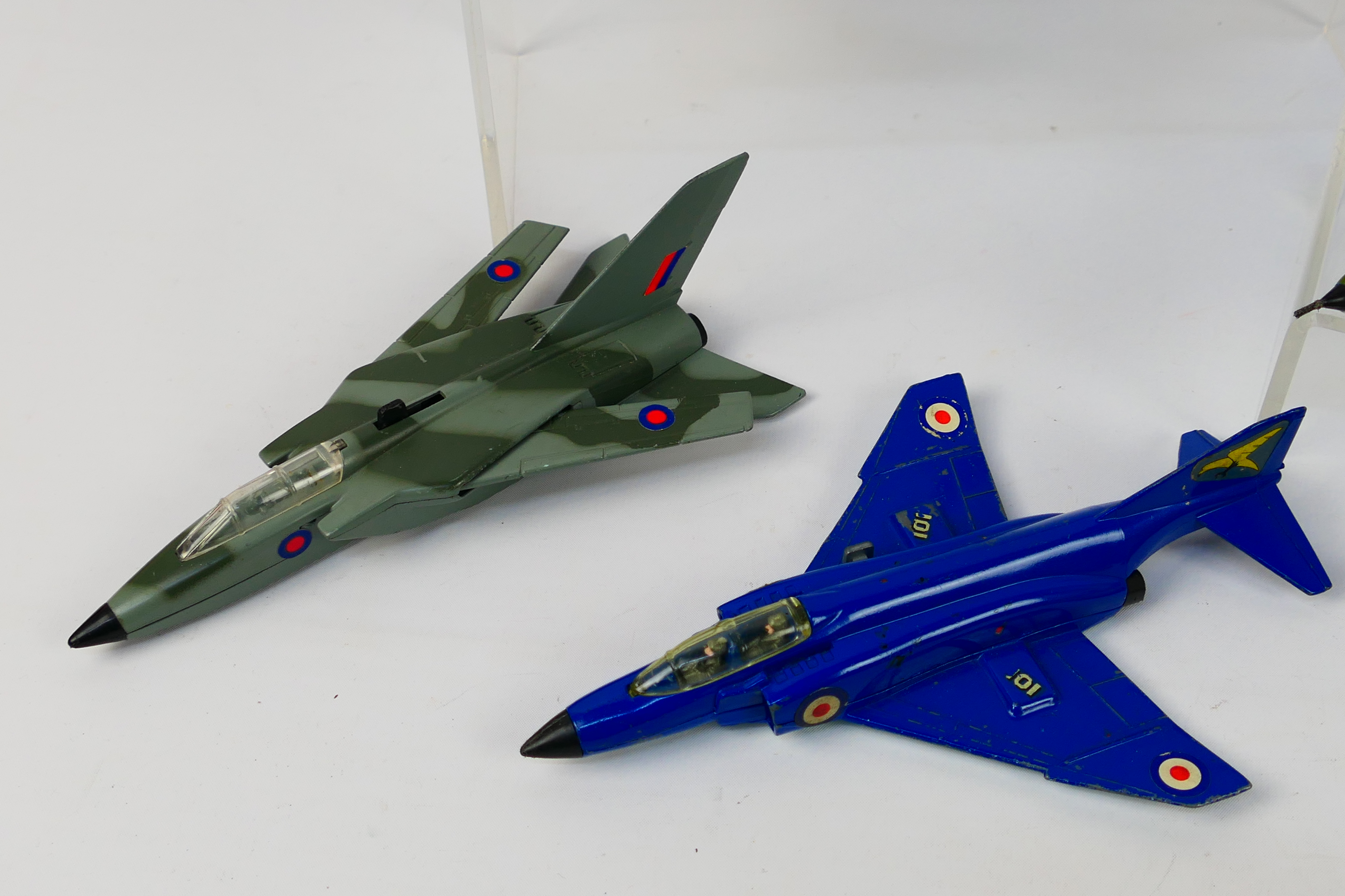 Dinky - 7 x military airplanes, 2 x S.E.P.E.C.A. - Image 4 of 5