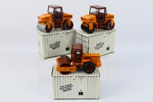 Conrad - 3 x Case construction vehicles in 1:35 scale, a Vibromax W854 roller # 2702,