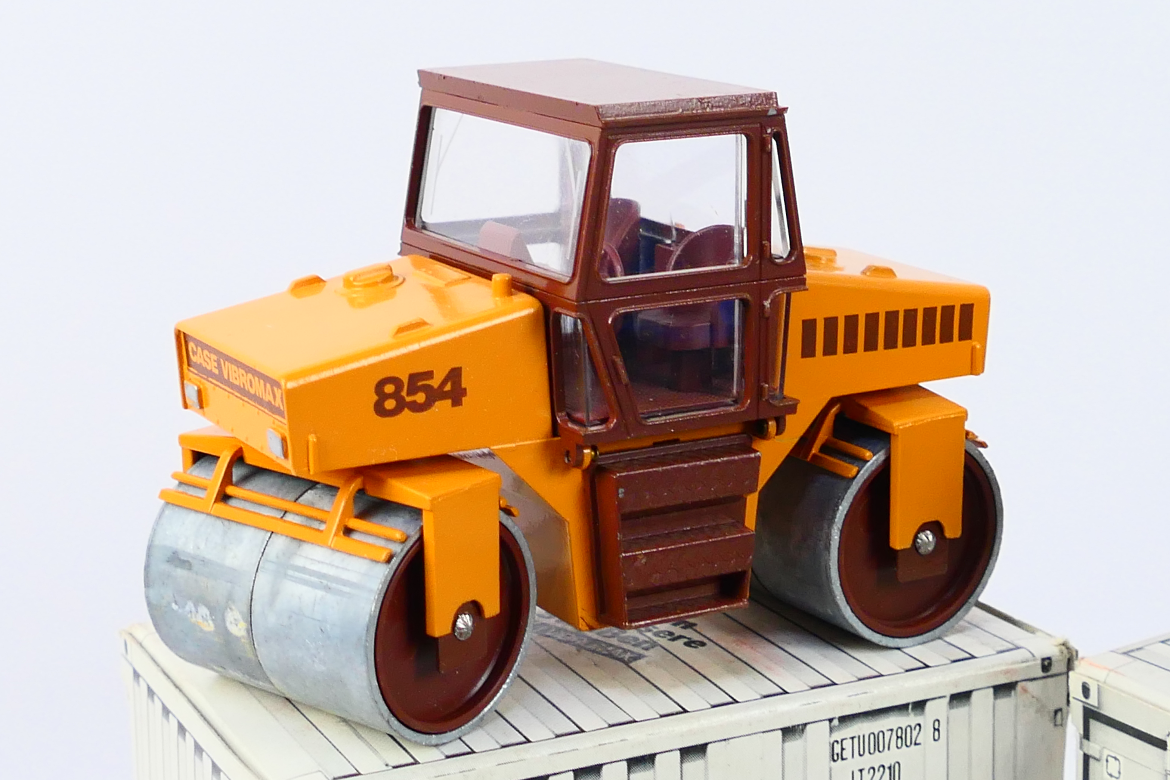 Conrad - 3 x Case construction vehicles in 1:35 scale, a Vibromax W854 roller # 2702, - Image 2 of 4