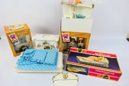 Pedigree - Sindy - Three boxed vintage Sindy accessories,