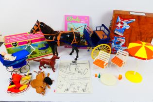 Pedigree - Sindy - A mixed lot of boxed and unboxed Sindy accessories with a 1984 Sindy Annual.